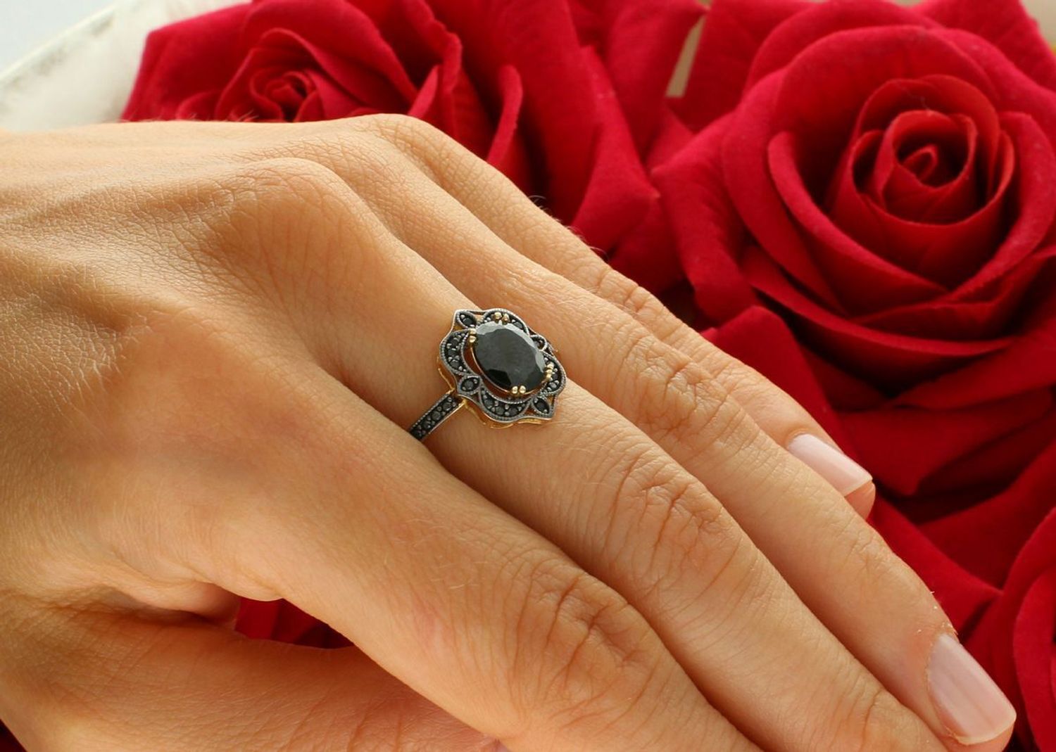 Pierścionek damski ze złota 585 z owalnym elementem ozdobnym wysadzanym czarnymi cyrkoniami. Elegancka biżuteria o wadze 2,47 g.1.jpg